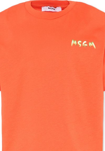 T-shirt orange vif à manches courtes avec un col rond et un petit logo "MSGM" jaune-vert sur le côté gauche de la poitrine.
