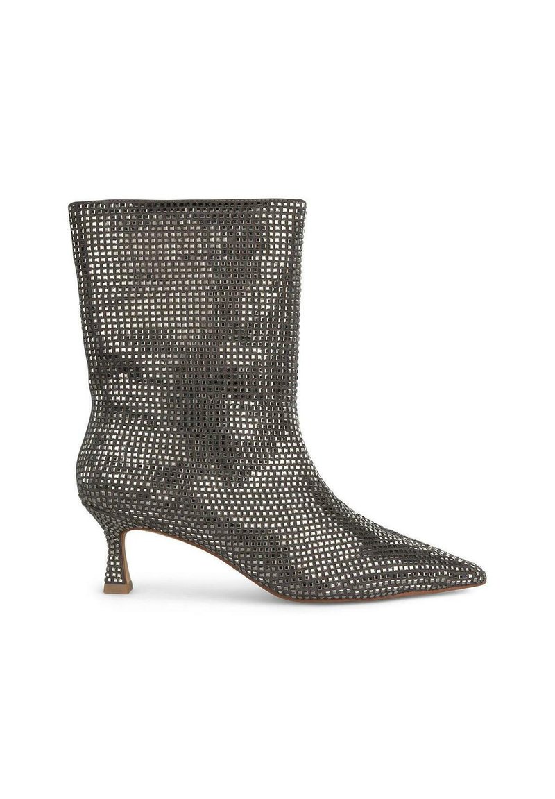 Metallischer, offen gewebter Knöchelstiefel mit spitzer Zehe und 6,5 cm Kitten-Heel. Die strukturierte Oberfläche und die graue Farbe fügen Details hinzu.