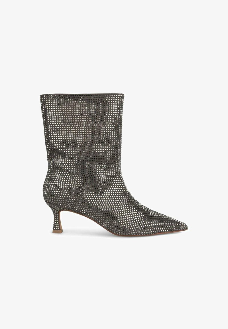 Metallischer, offen gewebter Knöchelstiefel mit spitzer Zehe und 6,5 cm Kitten-Heel. Die strukturierte Oberfläche und die graue Farbe fügen Details hinzu.