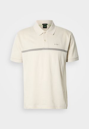 Ανοιχτό μπεζ πόλο κοντομάνικο με γιακά και γκρι οριζόντια λωρίδα. Διαθέτει διακριτικό λογότυπο "BOSS" στο στήθος.