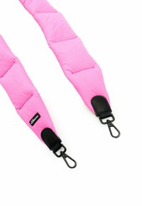 Verstevigde roze band met zwarte leren accenten en metalen haken, voorzien van een doorgestikte ontwerp en een logo-tag nabij het bevestigingspunt.