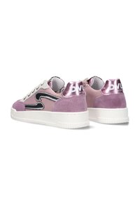 Baskets en suede rose avec un talon métallique brillant et des accents noirs sur les côtés. Dotées d'une semelle blanche et d'un design à lacets. Apparence texturée et sportive.