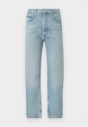 Helle blaue Denim-Jeans im schmalen Schnitt, hoch geschnitten mit fünf Taschen, Knopf- und Reißverschlussschluss, dezente Abnutzung und kontrastierende Nähdetails.