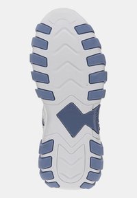 Suola di una scarpa con base in gomma bianca e tasselli di aderenza blu. Presenta un motivo a zigzag e un accento a rombo. Superficie texturizzata per una migliore presa.