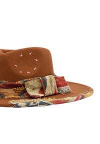 Hnědý plstěný klobouk s širokým okrajem, vícebarevný textilní pásek s třepenými okraji a vyšívanými hvězdnými detaily na koruně.