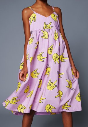 Lavendel ærmeløs kjole med en samlet nederdel, pyntet med gentagne gule håndgestusprint, fremstillet af et let bomuldsstof.