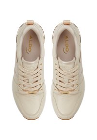 Beige leren sneakers met een getextureerd paneel, gouden accenten en stoffen veters. Ronde neus en gevoerde zool. Logo gedrukt op de binnenzool.