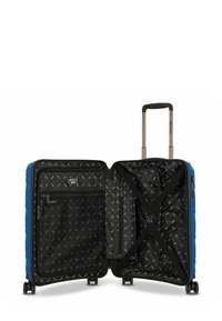Valigia rigida blu aperta per mostrare l'interno nero con scomparti con zip, cinghie regolabili, quattro ruote e maniglia estensibile.