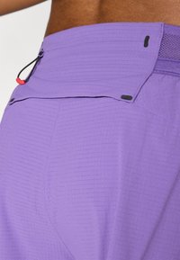ASICS METARUN SPLIT SHORT - Pantalón corto de deporte - edo purple