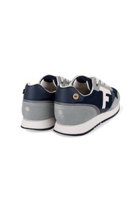 Herren Retro-Sneaker aus marineblauem Mesh und grauem Wildleder, mit weißem Logo und Gummisohle; verfügt über ein Baumemblem auf der Ferse.