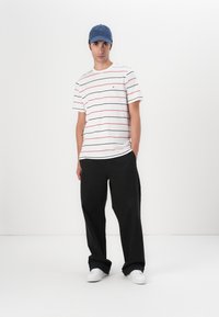 Tommy Hilfiger SEASONAL FIT STRIPE TEE - Marškinėliai su spaudiniu - ecru