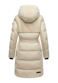 Beige pufferjacka med en mjuk, texturerad fuskpäls på oket och huvan, elastisk midja och ribbad stickad mudd. Slät, vadderad yta vid kroppen.