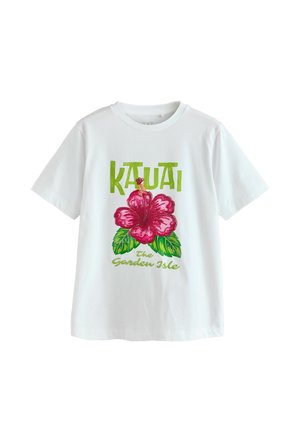 Hvid t-shirt med korte ærmer med grøn "KAUAI" tekst, pink hibiscus blomst, grønne blade og "The Garden Isle" skrevet nedenunder.