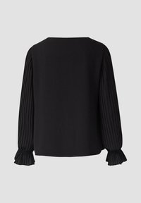 Zwarte blouse van gladde stof met lange, geplooide mouwen en gerimpelde manchetten. Eenvoudig, elegant ontwerp met een ronde halslijn.