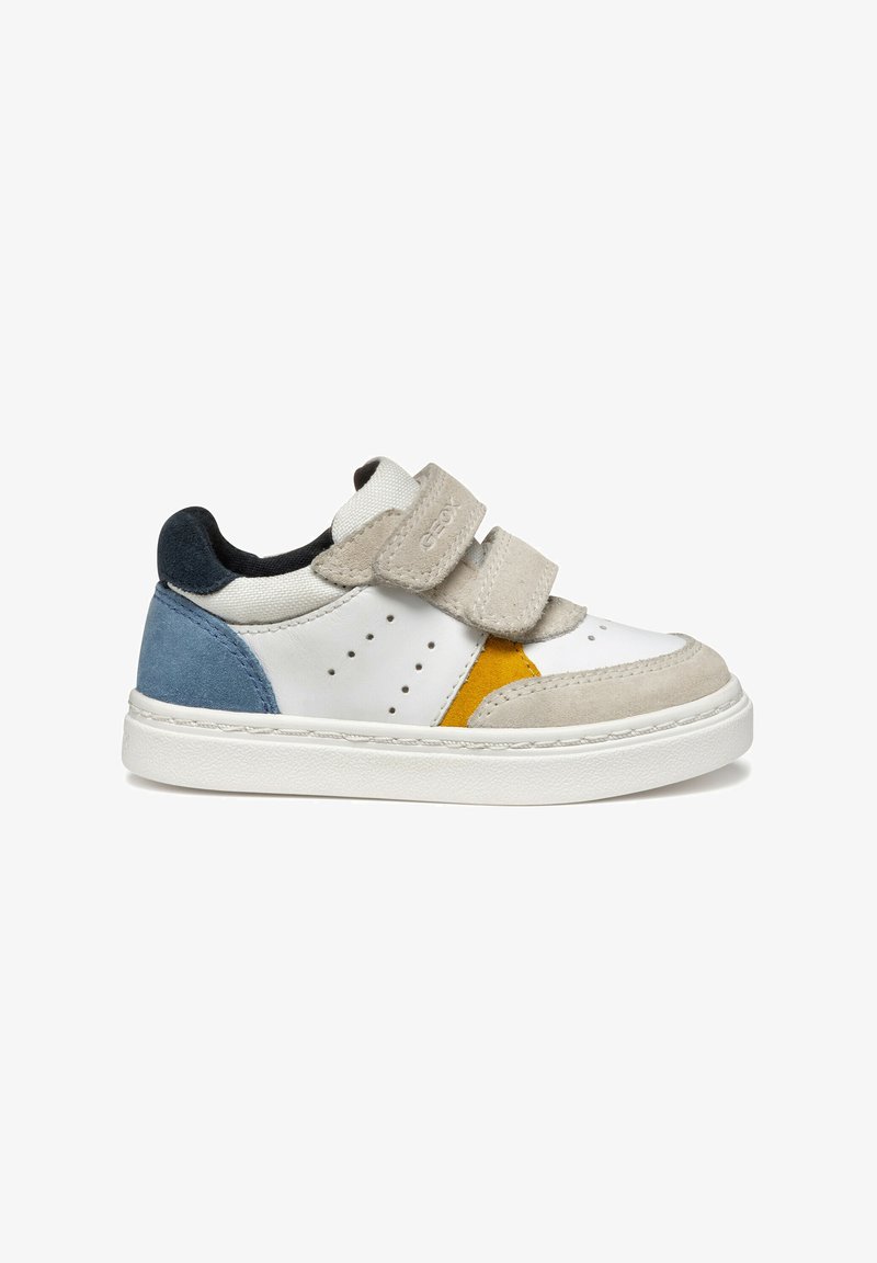 Baskets en cuir blanc avec des accents gris, bleu et jaune. Dotées de deux bandes Velcro et de côtés perforés pour une meilleure respirabilité. Semelle plate blanche.