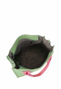Sac fourre-tout vert avec des poignées roses, doté d'un intérieur sombre à motif et d'une fermeture éclair. Fabriqué en matériau durable, conçu pour la polyvalence.