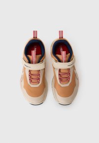 Baskets beiges et orange pour enfants avec des lacets élastiques roses et une sangle Velcro beige sur fond blanc.
