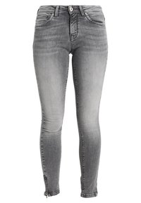 Jeans ajustados en denim gris deslavado, con cremallera frontal, cierre de botón, bolsillos delanteros y cremalleras en los tobillos para un ajuste ajustable.