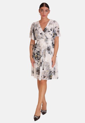 Robe florale en tissu léger, dotée d'un design croisé, de manches courtes et d'une taille élastique. Les couleurs incluent le blanc, le gris et des accents dorés.