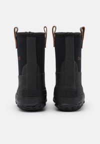 Bottes en caoutchouc noir avec une finition texturée, comprenant une tige lisse, un talon renforcé et des languettes en cuir marron pour faciliter l'enfilage.
