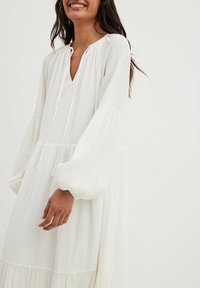 NA-KD STRUKTURIERTES FLIESSENDES - Vestito lungo - white