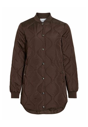 Lang brun quiltet jakke med trykknapper foran, ribbestrikkede mansjetter, sidelommer og avrundet kant.