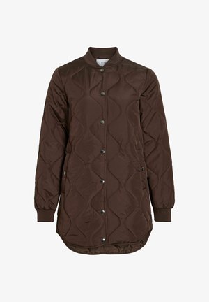Lang brun quiltet jakke med trykknapper foran, ribbestrikkede mansjetter, sidelommer og avrundet kant.