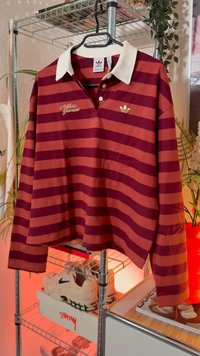 Μαρόν και κόκκινη ριγέ μακρυμάνικη πόλο μπλούζα με λευκό γιακά, που διαθέτει κεντημένη τη φράση "Athletic Garment" σε χρυσό και λογότυπο της Adidas.