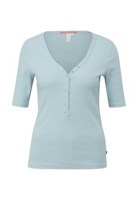 Lichtblauwe geribde top met een V-hals en korte mouwen. Bevat een knoopsluiting en subtiele textuur, gemaakt van een zachte, flexibele stof.