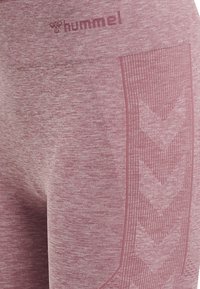 Legginsy sportowe w melanżowym kolorze mauve, z teksturowanym wzorem w zygzak na boku oraz dopasowanym logo na pasku.