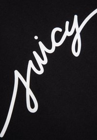 Melna auduma ar izteiktu balto slīprakstā rakstīto "juicy" logo. Gluda tekstūra, centrēts dizains, bez papildu rakstiem vai akcentiem.