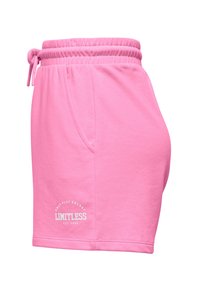 Ροζ βαμβακερά σορτς με ελαστική μέση, κορδόνι σύσφιξης, πλαϊνή τσέπη και εκτυπωμένο λογότυπο που γράφει "LIMITLESS" σε λευκό.