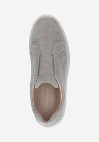 Slip-On-Sneaker mit Obermaterial aus silberner Glitzerstoff, beigem Innenfutter und weißer Sohle, von oben betrachtet.