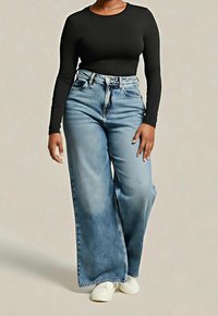 Vaaleansininen, korkeavyötäröinen, leveälahkeinen farkku, joka on valmistettu denimmateriaalista. Yhdistetty mustaan pitkähihaiseen paitaan ja valkoisiin kenkiin. Klassinen viiden taskun muotoilu.