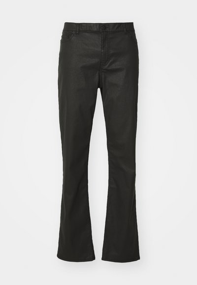 Jean flare noir en tissu mélangé coton, avec fermeture à bouton, cinq poches et un subtil éclat sur la surface texturée.