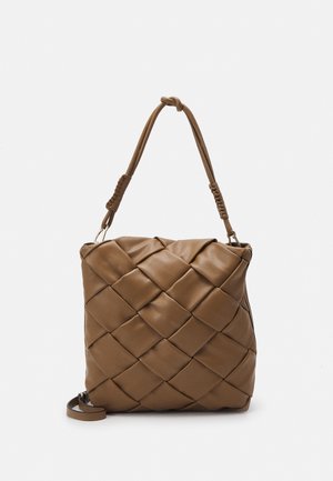 Hnědá kožená taška s tkaným designem, disponující jedním polstrovaným uchem a nastavitelným popruhem. Hladký povrch se čtvercovým tvarem.