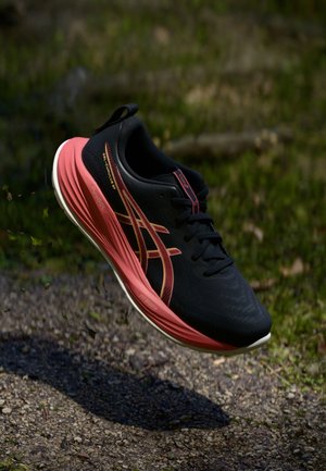 GEL CUMULUS 27 - Road running shoes - black/orange glow