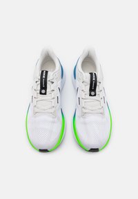 Nike Performance STRUCTURE 25 - Løpesko for vei - white/black/platinum tint/star blue/green strike