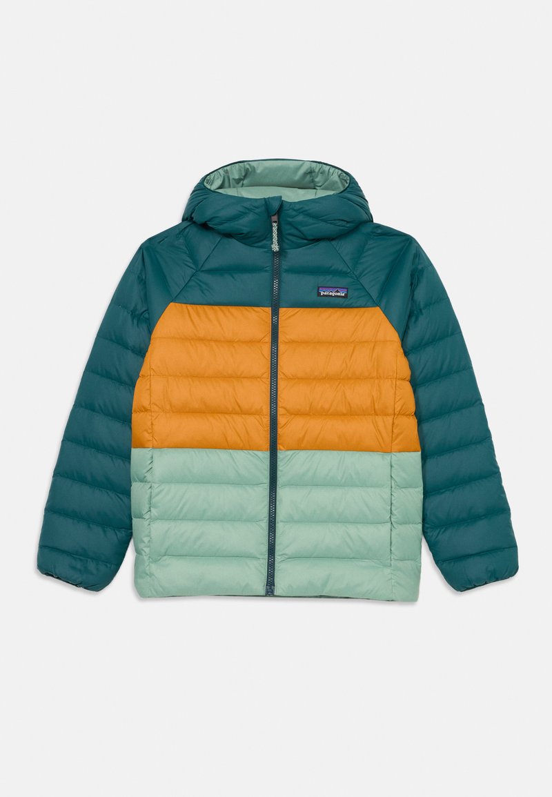 Kaban s punjenjem s kapuljačom, s gornjim dijelom u tirkiznoj boji, srednjim dijelom u narančastoj boji i donjim dijelom u svijetlozelenoj boji. Kopčanje sprijeda na zatvarač.