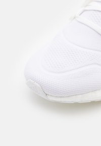 adidas Performance ULTRABOOST 22 biały