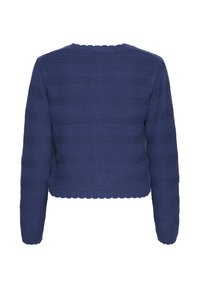 Marineblå strikket trøje med lange ærmer, der har vandrette ribbede og teksturerede striber, cropped design og en bølget halsudskæring.