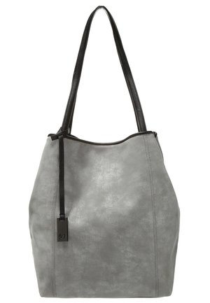 Grau Leder-Shopper mit langen schwarzen Griffen und einem schwarzen Hängeetikett als Akzent auf einfachem Hintergrund.