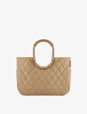 Beige gesteppte Tragetasche mit zwei braunen Griffen und einem kontrastierenden silbernen Ringakzent. Verfügt über Seitentaschen und eine strukturierte rechteckige Form.