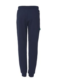 Navy blauwe sweatpants gemaakt van zacht materiaal, met een elastische tailleband en geribde manchetten. Bevat een klein logo-patch aan de zijkant.