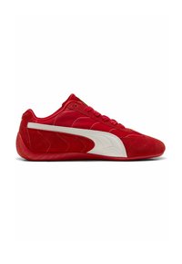 Rote Niedrig-Top-Sneaker mit weißem Seitenstreifen, Obermaterial aus Wildleder und Stoff sowie roter Gummisohle, seitlich auf weißem Hintergrund abgebildet.