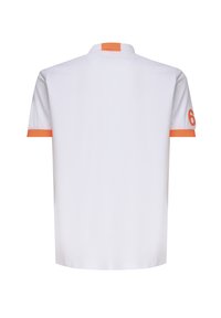 Polo shirt bianco a maniche corte con accenti arancioni al colletto e alle maniche. Tessuto liscio con vestibilità comoda. Numero "6" sulla manica.