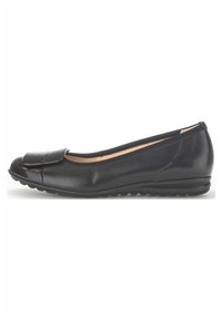 Zwarte leren balletschoenen met een ronde neus en een strikaccent. Voorzien van een gevoerde zool en ontworpen met een lichte wiggenhak.