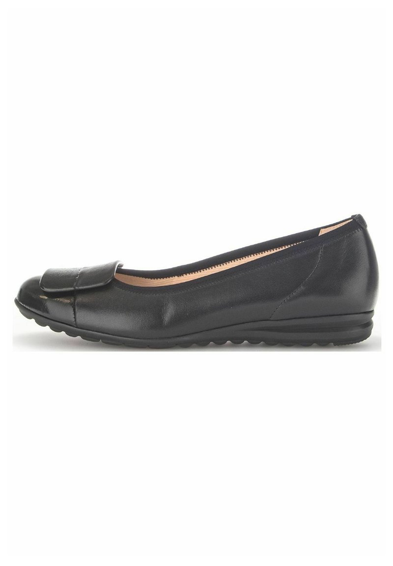 Zwarte leren balletschoenen met een ronde neus en een strikaccent. Voorzien van een gevoerde zool en ontworpen met een lichte wiggenhak.