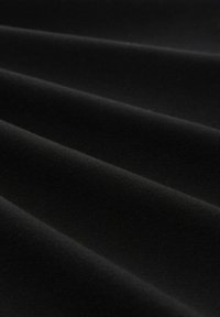 Svart tyg med en slät textur, prydd med subtila veck och varierande nyanser av svart. Materialet verkar mjukt och töjbart.