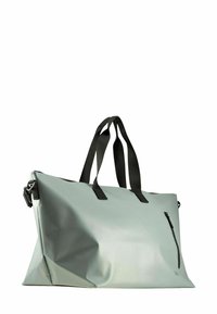 Große Tragetasche aus wasserabweisendem, hellgrünem Material mit schwarzen Akzenten. Verfügt über kurze und lange Griffe sowie eine seitliche Reißverschlusstasche. Glatte Textur.